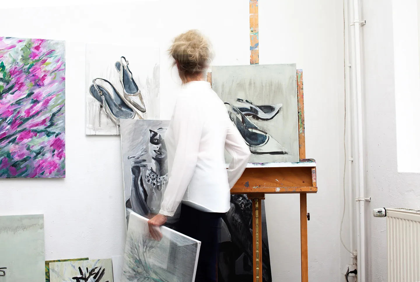 Viola Lang im Atelier an der Staffelei